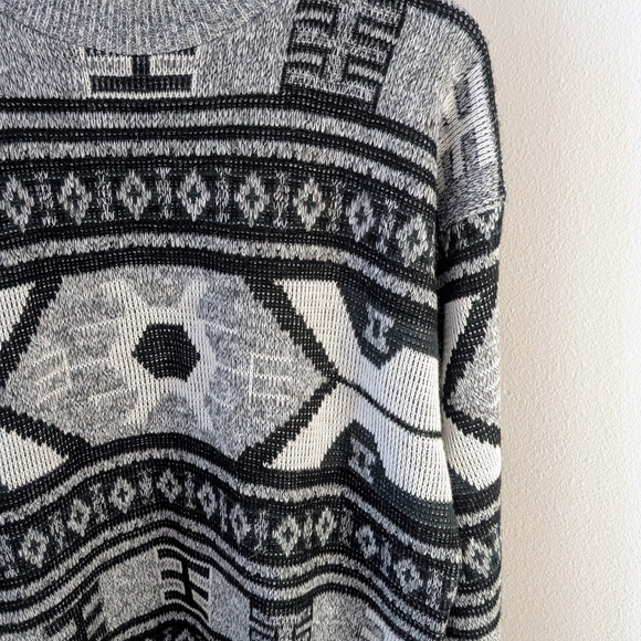 Vintage Retro Abstract Geometric Textured Crewneck Sweater In Gray/Black - Picture 5 of 12